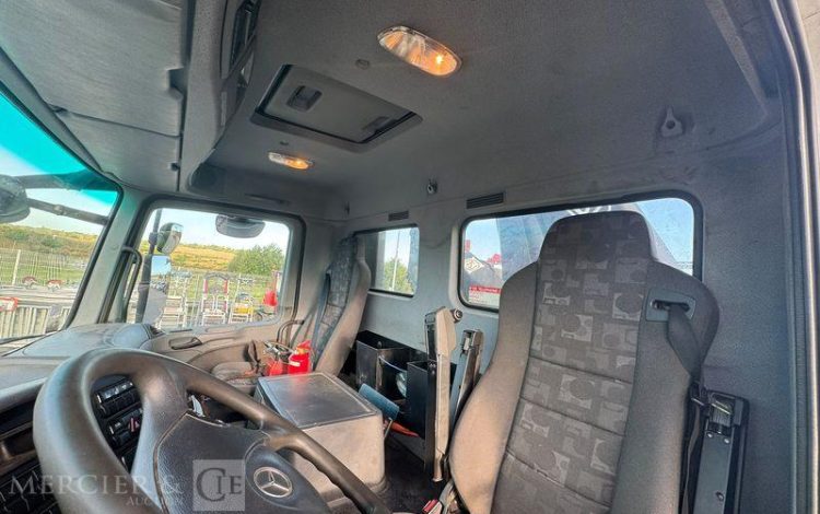 MERCEDES ACTROS 2532 PORTE ENGIN AVEC GRUE FASSI 210 – PTAC : 26 T – DIESEL – ANNEE 2008 BLANC EK-275-PF