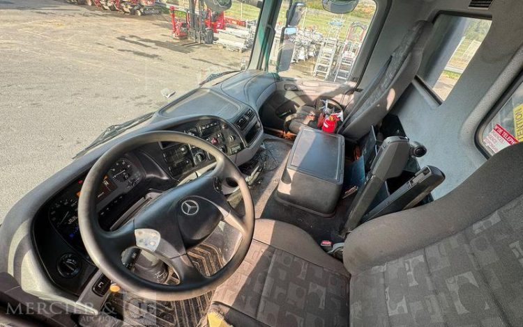 MERCEDES ACTROS 2532 PORTE ENGIN AVEC GRUE FASSI 210 – PTAC : 26 T – DIESEL – ANNEE 2008 BLANC EK-275-PF