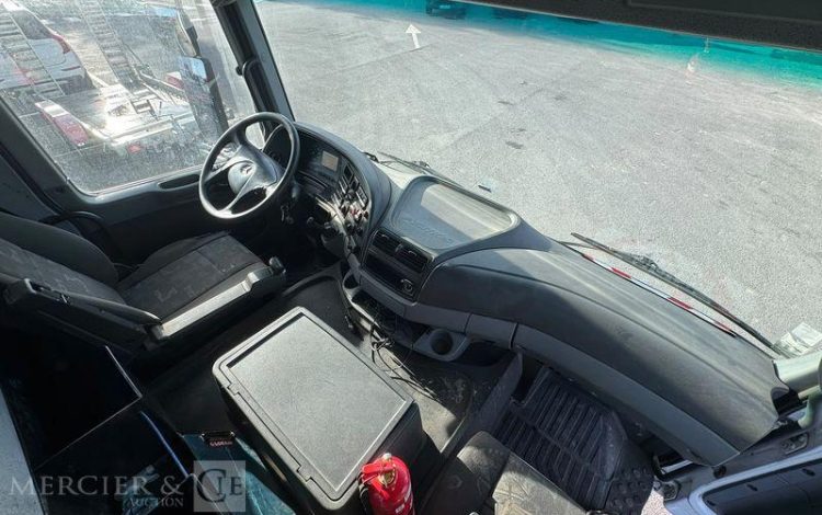 MERCEDES ACTROS 2532 PORTE ENGIN AVEC GRUE FASSI 210 – PTAC : 26 T – DIESEL – ANNEE 2008 BLANC EK-275-PF