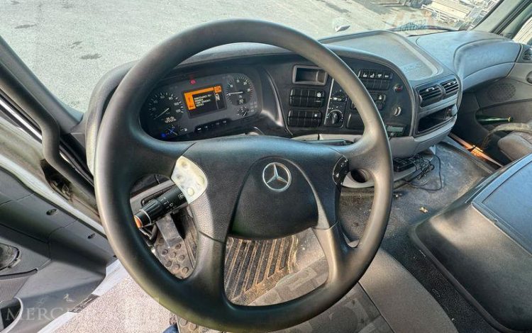 MERCEDES ACTROS 2532 PORTE ENGIN AVEC GRUE FASSI 210 – PTAC : 26 T – DIESEL – ANNEE 2008 BLANC EK-275-PF