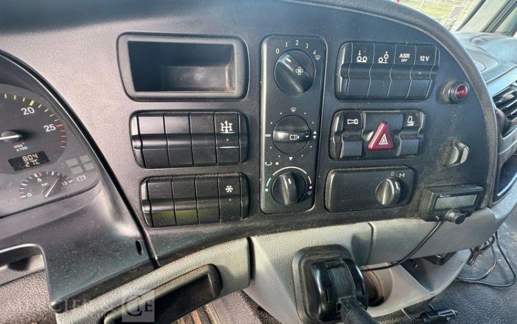 MERCEDES ACTROS 2532 PORTE ENGIN AVEC GRUE FASSI 210 – PTAC : 26 T – DIESEL – ANNEE 2008 BLANC EK-275-PF