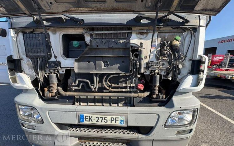 MERCEDES ACTROS 2532 PORTE ENGIN AVEC GRUE FASSI 210 – PTAC : 26 T – DIESEL – ANNEE 2008 BLANC EK-275-PF