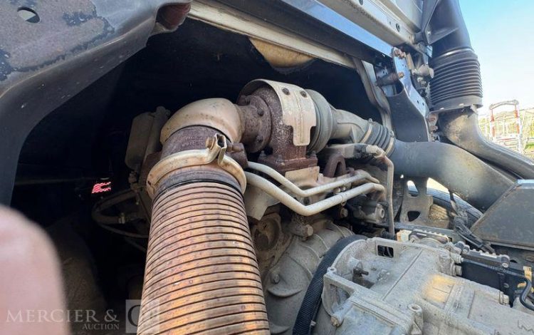 MERCEDES ACTROS 2532 PORTE ENGIN AVEC GRUE FASSI 210 – PTAC : 26 T – DIESEL – ANNEE 2008 BLANC EK-275-PF