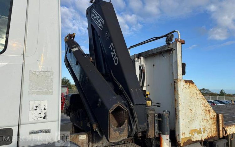 MERCEDES ACTROS 2532 PORTE ENGIN AVEC GRUE FASSI 210 – PTAC : 26 T – DIESEL – ANNEE 2008 BLANC EK-275-PF