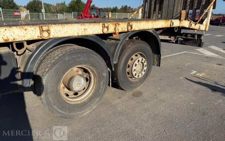 MERCEDES ACTROS 2532 PORTE ENGIN AVEC GRUE FASSI 210 – PTAC : 26 T – DIESEL – ANNEE 2008 BLANC EK-275-PF