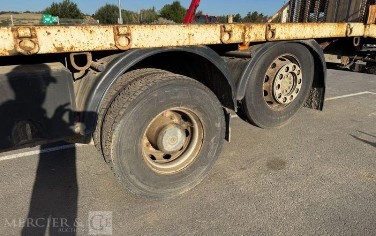 MERCEDES ACTROS 2532 PORTE ENGIN AVEC GRUE FASSI 210 – PTAC : 26 T – DIESEL – ANNEE 2008 BLANC EK-275-PF