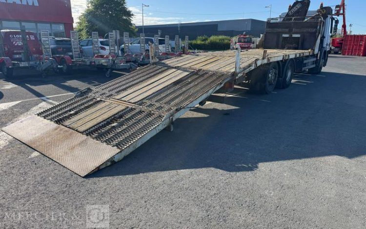 MERCEDES ACTROS 2532 PORTE ENGIN AVEC GRUE FASSI 210 – PTAC : 26 T – DIESEL – ANNEE 2008 BLANC EK-275-PF
