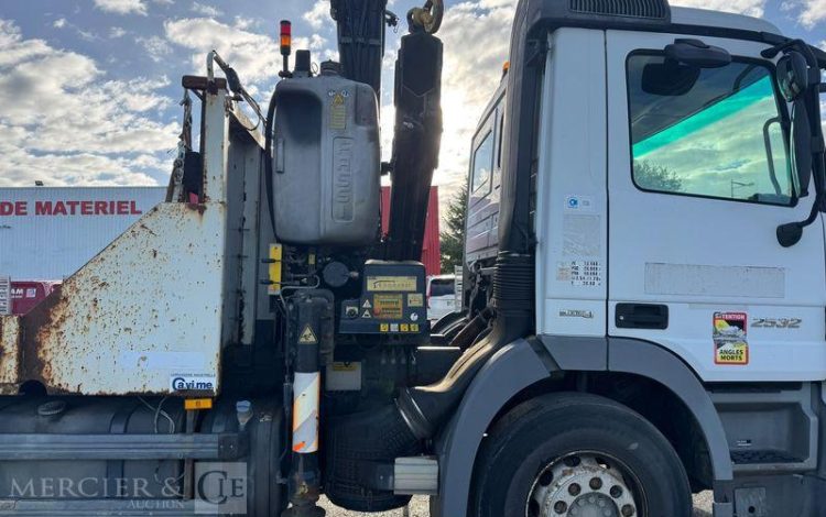 MERCEDES ACTROS 2532 PORTE ENGIN AVEC GRUE FASSI 210 – PTAC : 26 T – DIESEL – ANNEE 2008 BLANC EK-275-PF