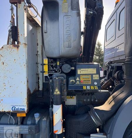 MERCEDES ACTROS 2532 PORTE ENGIN AVEC GRUE FASSI 210 – PTAC : 26 T – DIESEL – ANNEE 2008 BLANC EK-275-PF