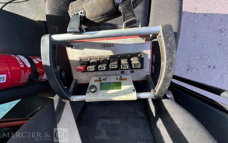 MERCEDES ACTROS 2532 PORTE ENGIN AVEC GRUE FASSI 210 – PTAC : 26 T – DIESEL – ANNEE 2008 BLANC EK-275-PF