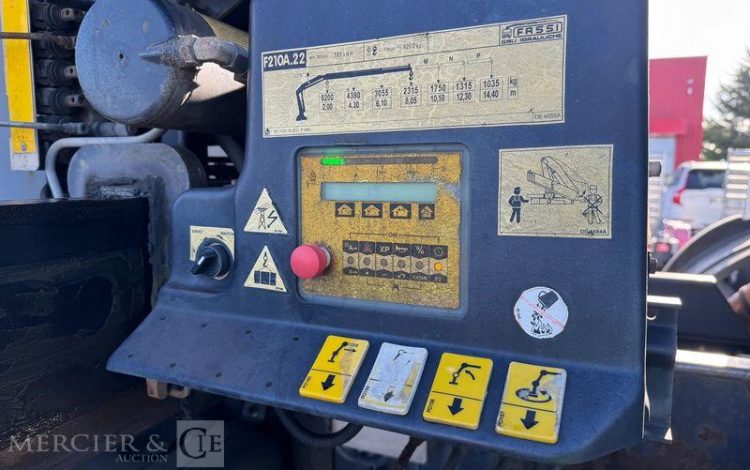 MERCEDES ACTROS 2532 PORTE ENGIN AVEC GRUE FASSI 210 – PTAC : 26 T – DIESEL – ANNEE 2008 BLANC EK-275-PF