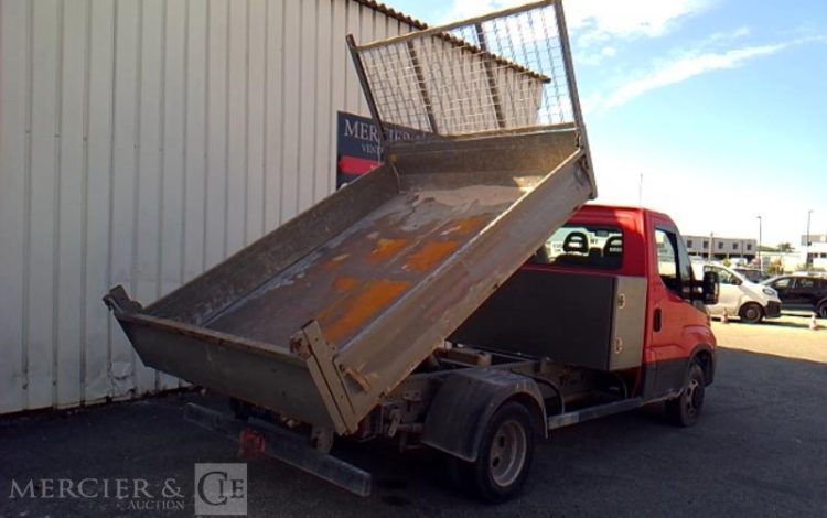 IVECO 35-120 BENNE SIMPLE CABINE COFFRE ROUGE EQ-622-HV