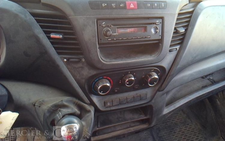 IVECO 35-120 BENNE SIMPLE CABINE COFFRE ROUGE EQ-622-HV