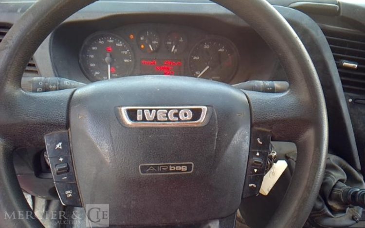 IVECO 35-120 BENNE SIMPLE CABINE COFFRE ROUGE EQ-622-HV
