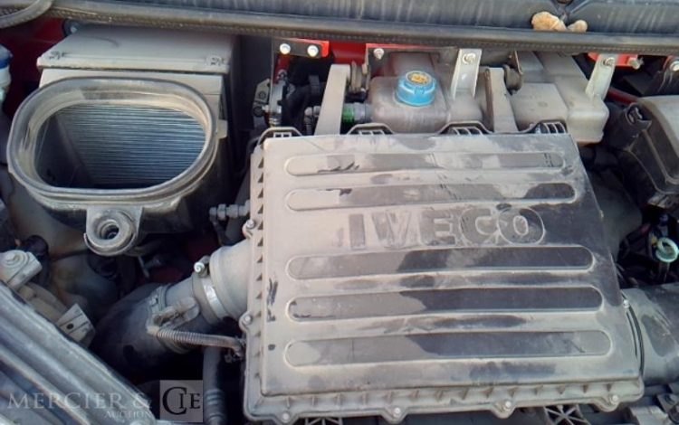 IVECO 35-120 BENNE SIMPLE CABINE COFFRE ROUGE EQ-622-HV