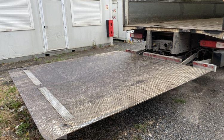 RENAULT D26 WIDE P6X2 320ch E6 FOURGON 26T HAYON BLANC ES-145-EJ