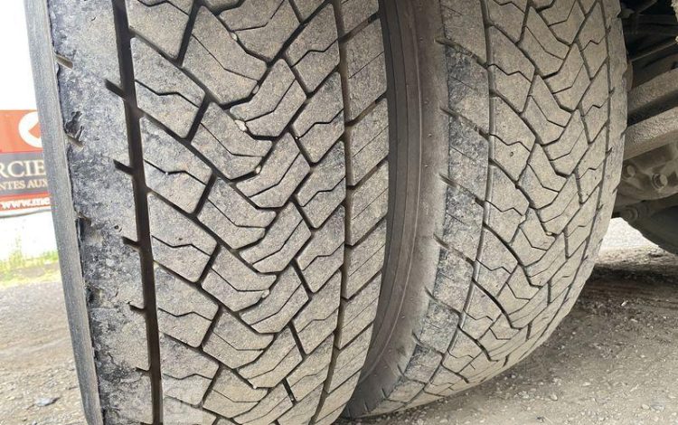RENAULT D26 WIDE P6X2 320ch E6 FOURGON 26T HAYON BLANC ES-145-EJ