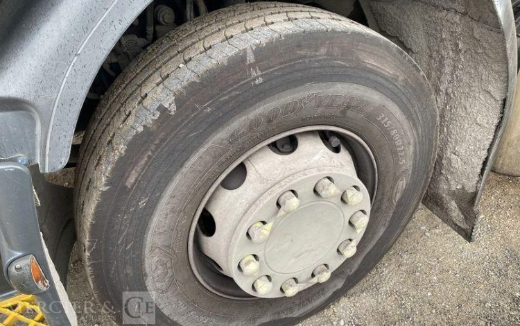 RENAULT D26 WIDE P6X2 320ch E6 FOURGON 26T HAYON BLANC ES-145-EJ