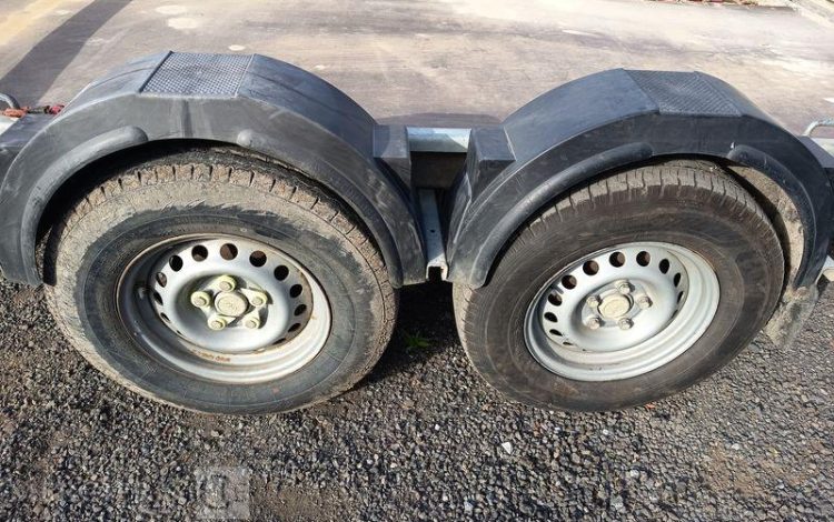 HUBIERE REMORQUE PORTE ENGIN 2 ESSIEUX – PTAC : 3,5 TONNES – ANNEE 2018  ET-424-ZB