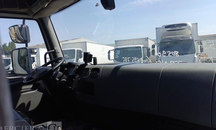 RENAULT D19 AVEC GROUPE FROID CARRIER EN DESIGNATION – DIESEL – 695786 KMS BLANC EV-967-AC