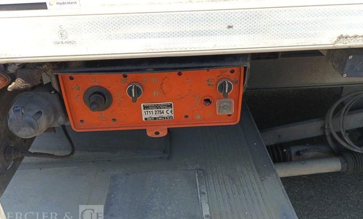 RENAULT D19 AVEC GROUPE FROID CARRIER EN DESIGNATION – DIESEL – 695786 KMS BLANC EV-967-AC