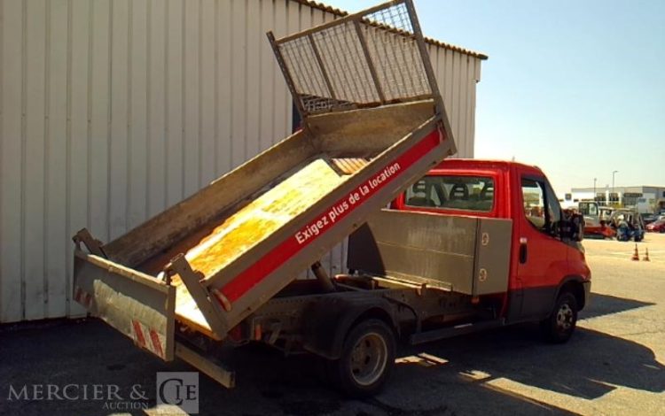 IVECO 35-120 BENNE SIMPLE CABINE COFFRE ROUGE EX-437-HA