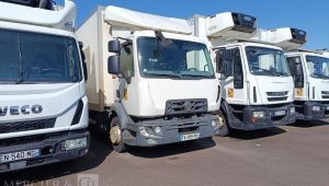 RENAULT PORTEUR D12 AVEC HAYON EN DESIGNATION – PTAC : 11,99 TONNES – DIESEL – 290210 KM BLANC FA-388-PD