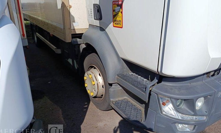 RENAULT PORTEUR D12 AVEC HAYON EN DESIGNATION – PTAC : 11,99 TONNES – DIESEL – 290210 KM BLANC FA-388-PD