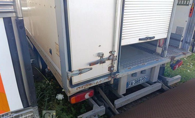 RENAULT PORTEUR D12 AVEC HAYON EN DESIGNATION – PTAC : 11,99 TONNES – DIESEL – 290210 KM BLANC FA-388-PD