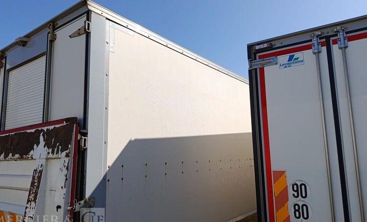 RENAULT PORTEUR D12 AVEC HAYON EN DESIGNATION – PTAC : 11,99 TONNES – DIESEL – 290210 KM BLANC FA-388-PD