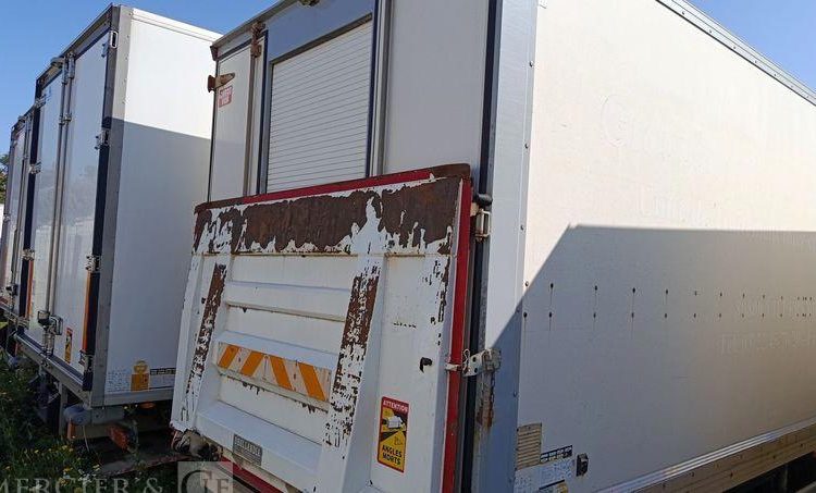 RENAULT PORTEUR D12 AVEC HAYON EN DESIGNATION – PTAC : 11,99 TONNES – DIESEL – 290210 KM BLANC FA-388-PD