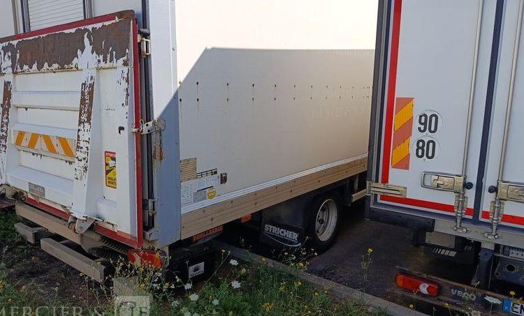 RENAULT PORTEUR D12 AVEC HAYON EN DESIGNATION – PTAC : 11,99 TONNES – DIESEL – 290210 KM BLANC FA-388-PD