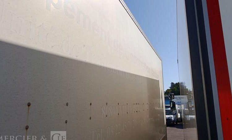 RENAULT PORTEUR D12 AVEC HAYON EN DESIGNATION – PTAC : 11,99 TONNES – DIESEL – 290210 KM BLANC FA-388-PD
