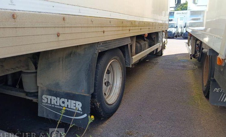 RENAULT PORTEUR D12 AVEC HAYON EN DESIGNATION – PTAC : 11,99 TONNES – DIESEL – 290210 KM BLANC FA-388-PD