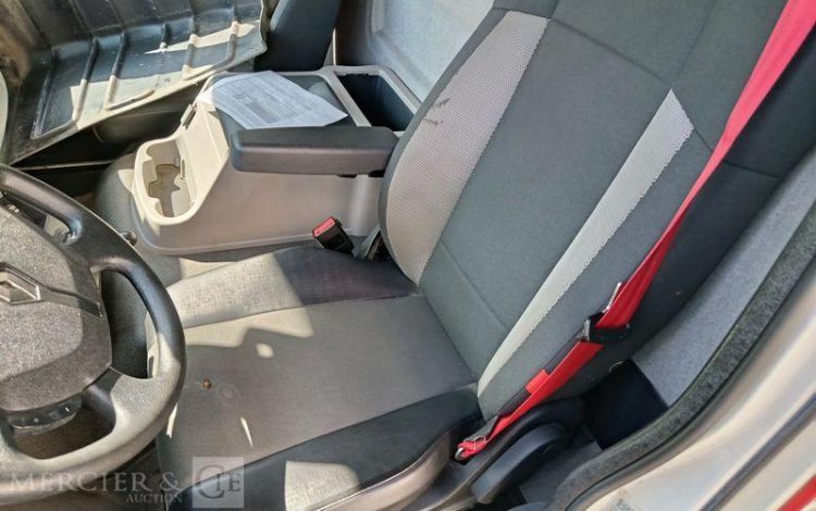 RENAULT PORTEUR D12 AVEC HAYON EN DESIGNATION – PTAC : 11,99 TONNES – DIESEL – 290210 KM BLANC FA-388-PD