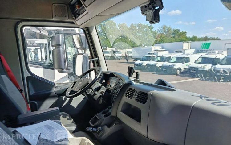 RENAULT PORTEUR D12 AVEC HAYON EN DESIGNATION – PTAC : 11,99 TONNES – DIESEL – 290210 KM BLANC FA-388-PD