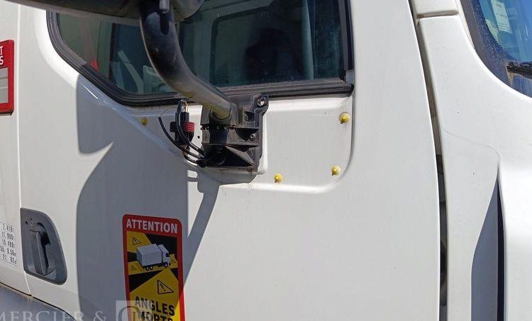 RENAULT PORTEUR D12 AVEC HAYON EN DESIGNATION – PTAC : 11,99 TONNES – DIESEL – 290210 KM BLANC FA-388-PD