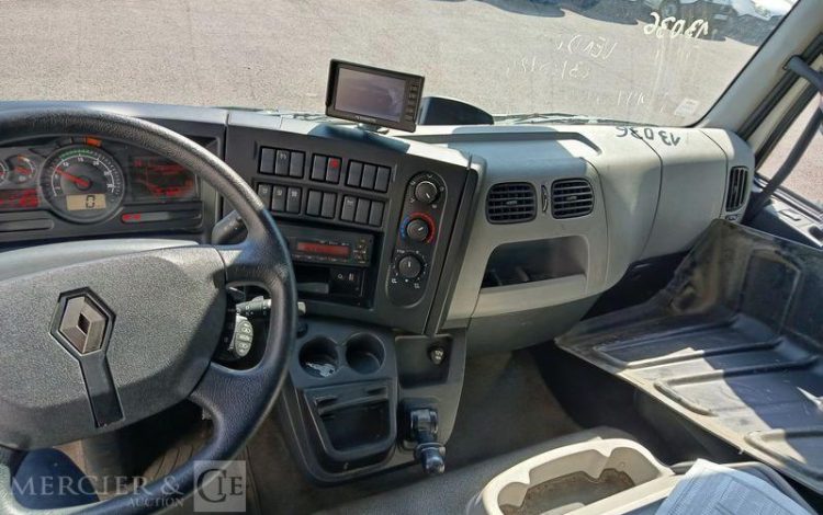 RENAULT PORTEUR D12 AVEC HAYON EN DESIGNATION – PTAC : 11,99 TONNES – DIESEL – 290210 KM BLANC FA-388-PD
