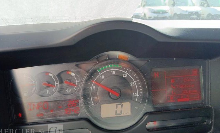 RENAULT PORTEUR D12 AVEC HAYON EN DESIGNATION – PTAC : 11,99 TONNES – DIESEL – 290210 KM BLANC FA-388-PD