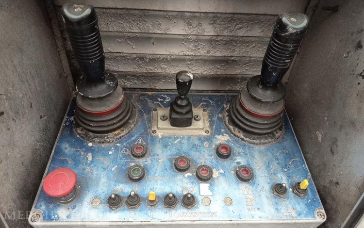 ACTROS AVEC  NACELLE MULTITEL – J352 TA – 52 M – DIESEL – 8454 H – ANNEE 2001  FT-918-ZR