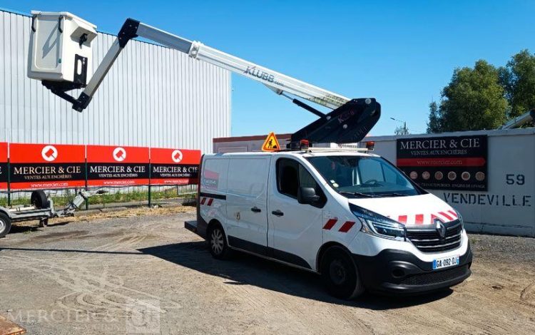 RENAULT TRAFIC 2.0 dCi 16V AVEC NACELLE KLUBB KL21B – DIESEL – 642 HEURES – ANNEE 2021 BLANC GA-092-DJ