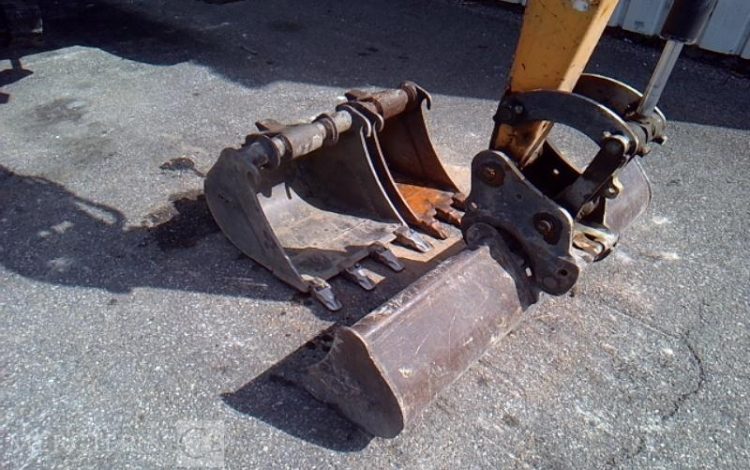 BOBCAT MINI-PELLE E26 – 3 GODETS – 2T6 – 3384H – AN2018  PEL010551