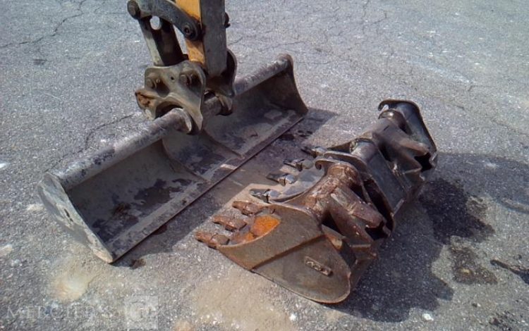 BOBCAT MINI-PELLE E26 – 3 GODETS – 2T6 – 3384H – AN2018  PEL010551