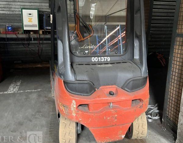 FENWICK CHARIOT ELEVATEUR TYPE E30 – 8800 HEURES ROUGE 1.379