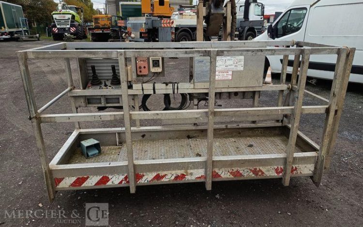 MERCEDES MERCEDES ACTROS AVEC NACELLE MULTITEL J340TA DIESEL 40M – 149769 KMS – AN 2001 BLANC 944ALY59