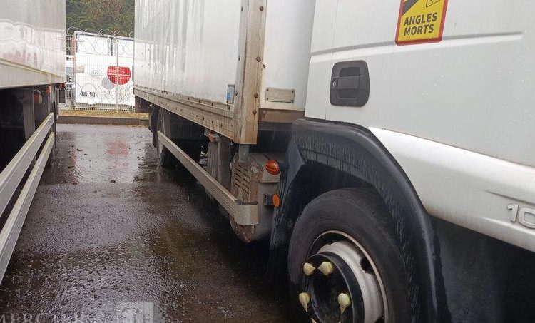 IVECO EUROCARGO 100E18  AVEC HAYON EN DESIGNATION(57) BLANC AA-577-KB