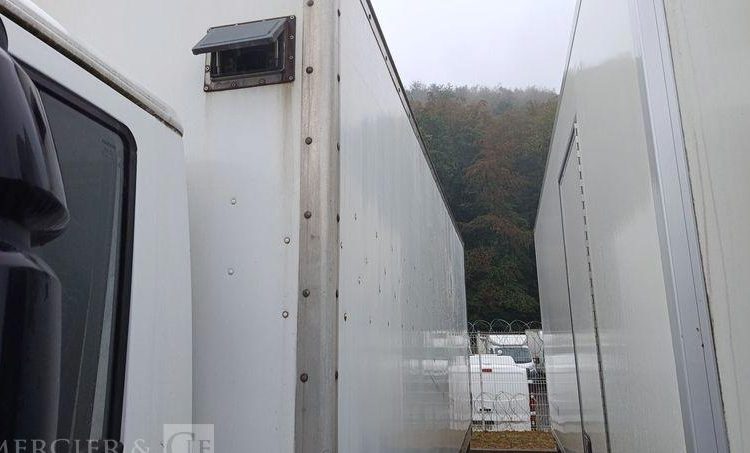 IVECO EUROCARGO 100E18  AVEC HAYON EN DESIGNATION(57) BLANC AA-577-KB