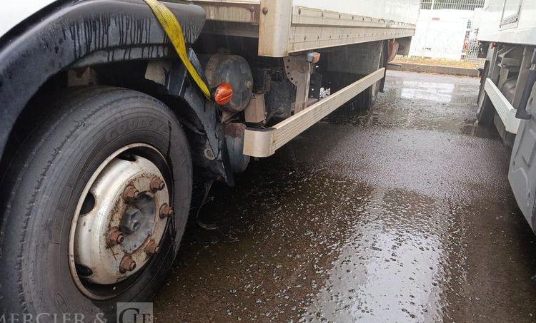 IVECO EUROCARGO 100E18  AVEC HAYON EN DESIGNATION(57) BLANC AA-577-KB