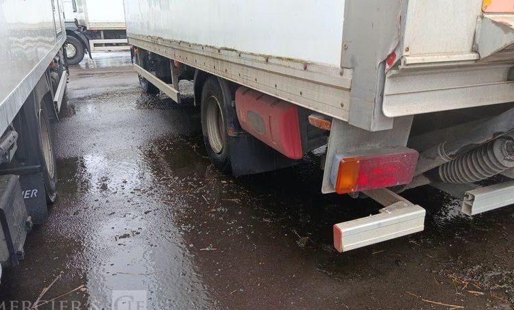 IVECO EUROCARGO 100E18  AVEC HAYON EN DESIGNATION(57) BLANC AA-577-KB