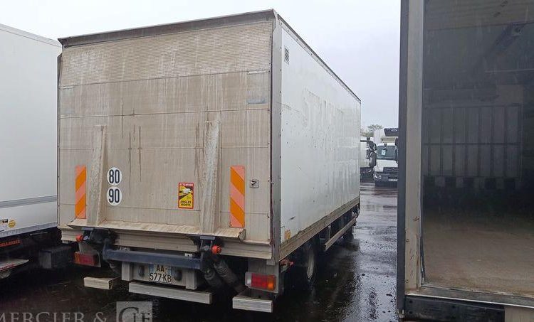 IVECO EUROCARGO 100E18  AVEC HAYON EN DESIGNATION(57) BLANC AA-577-KB